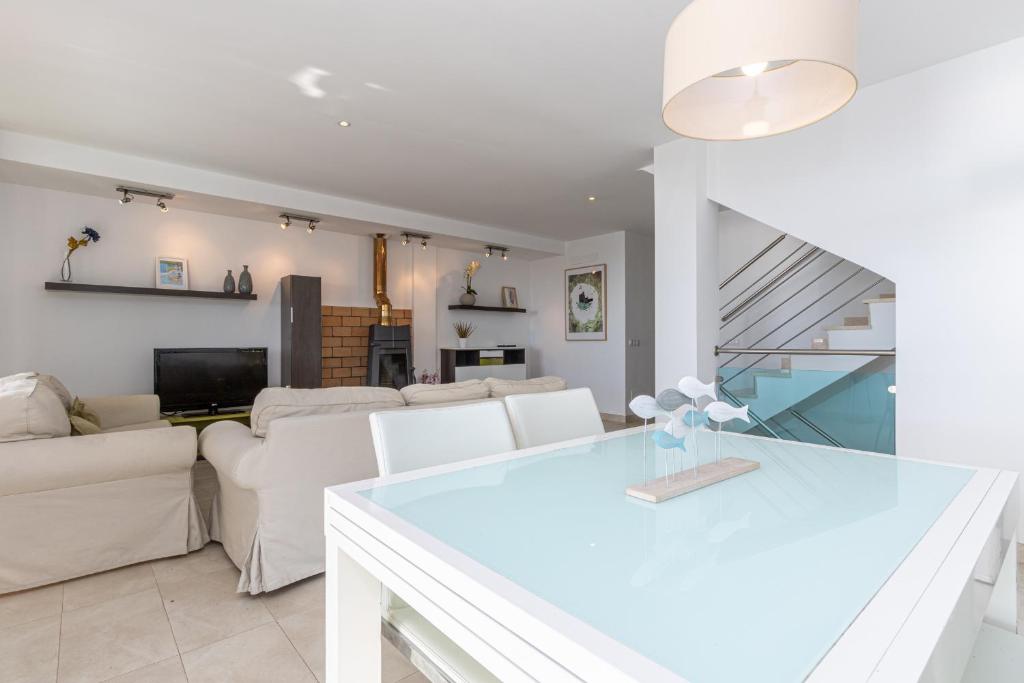 A television and/or entertainment centre at Adosado Bellavista B By homevillas360
