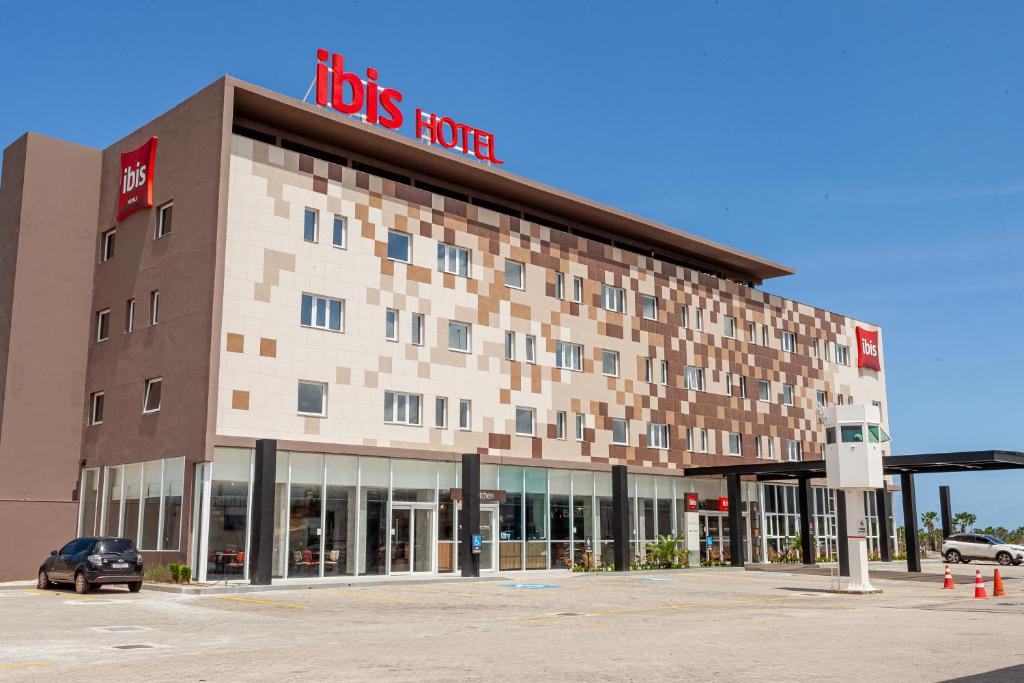 a large building with a lions hotel sign on it at ibis Caucaia Porto do Pecem in Caucaia