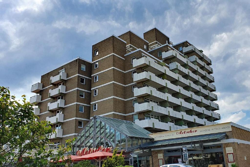 un edificio de talla con un edificio con ventana en Panorama 36, en Duhnen