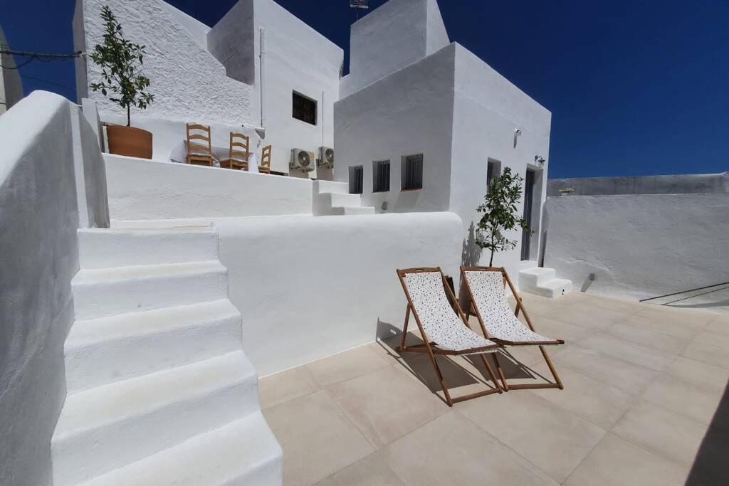 zwei Stühle auf einem weißen Gebäude in der Unterkunft Mojacar Pueblo - Traditional Village House - The Old Jewish Quarter in Mojácar