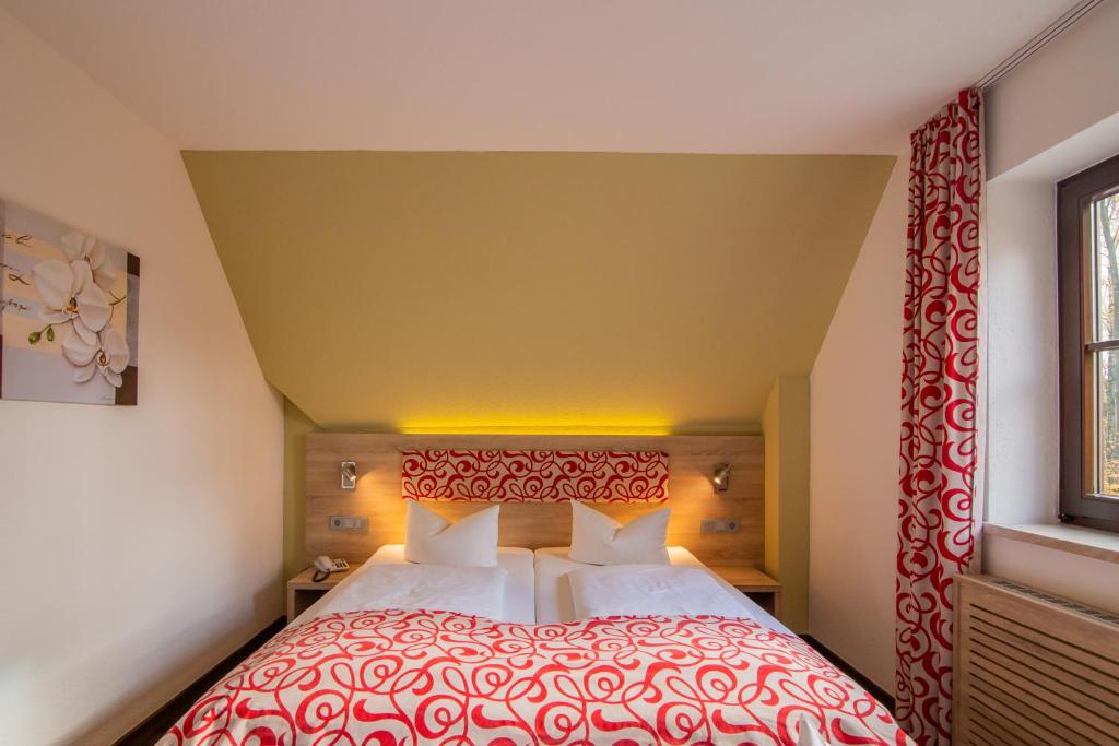 Una cama o camas en una habitación de Berggasthof Götzinger Höhe