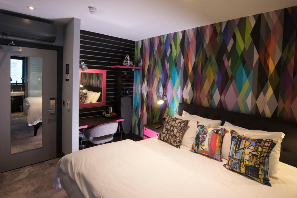 
Club Room (FREE GYM & POOL ACCESS)
