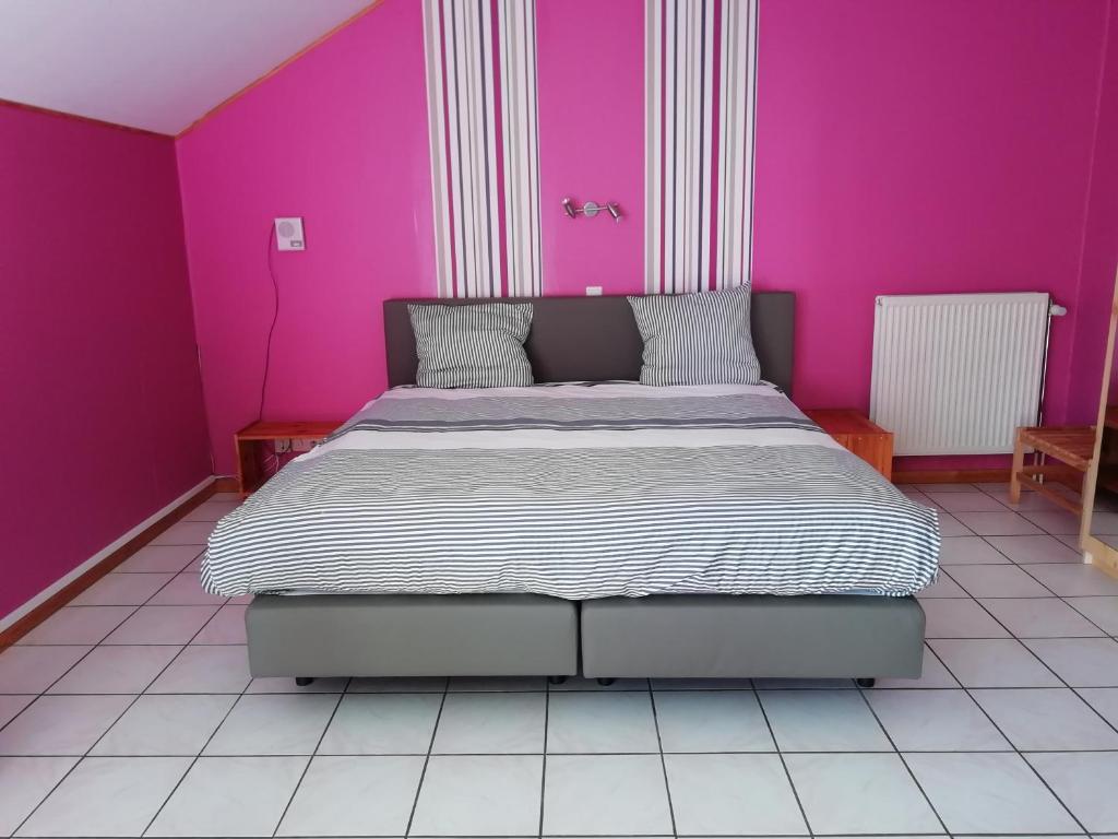 Postel nebo postele na pokoji v ubytování Hotel Dry Les Courtis