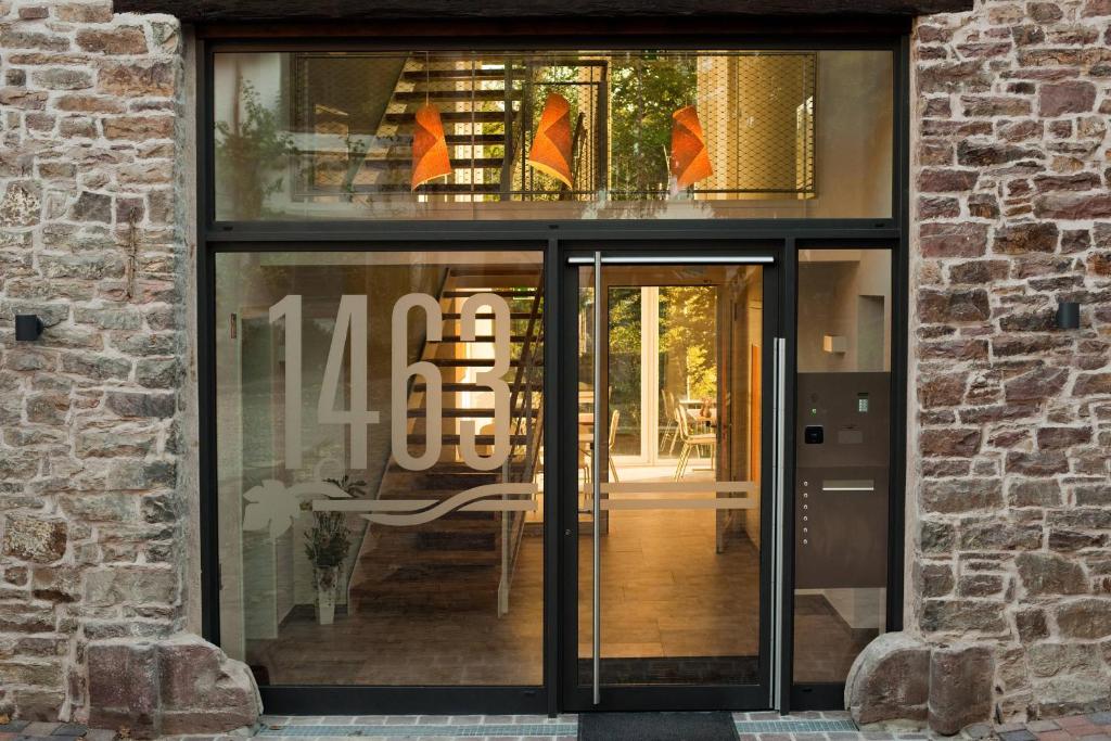 カールスルーエにある1463 Apartmenthausの椅子付きの店へのガラス戸