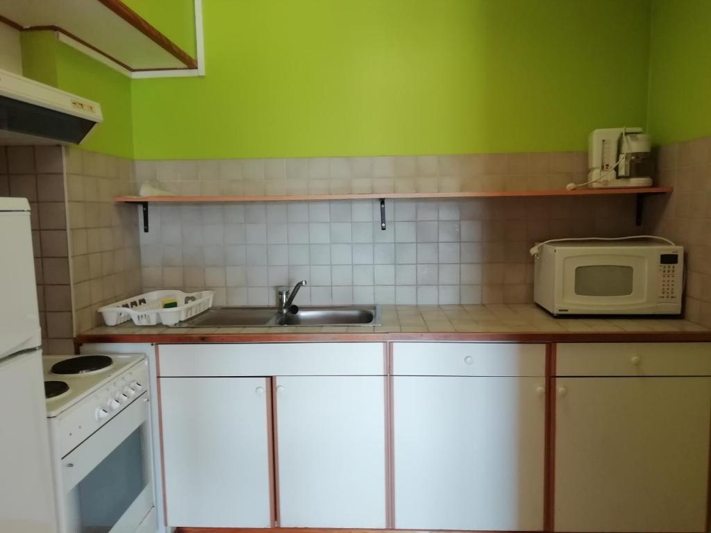 Kuchyň nebo kuchyňský kout v ubytování Hotel Dry Les Courtis
