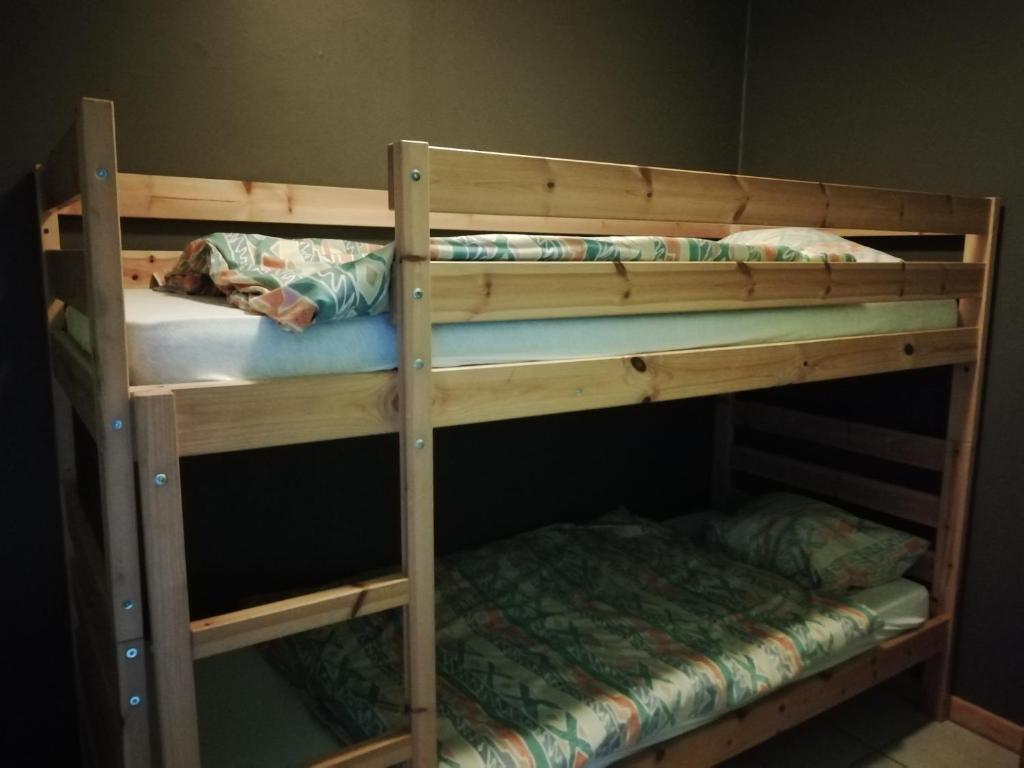 Palanda nebo palandy na pokoji v ubytování Hotel Dry Les Courtis