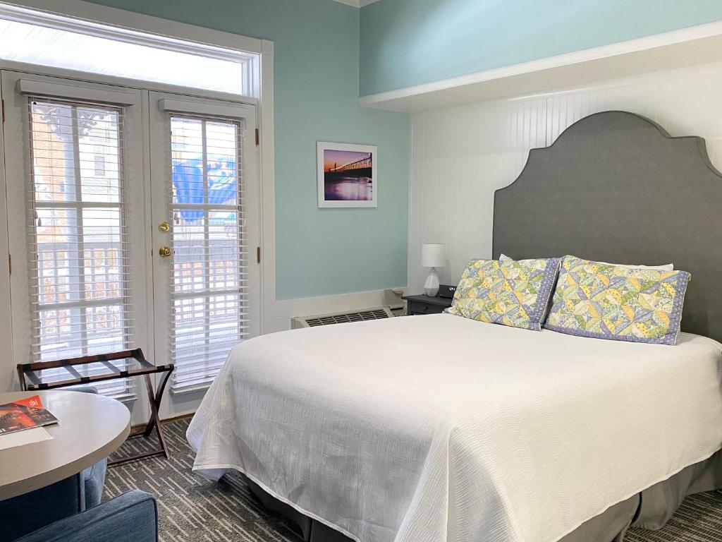 Harbor House Inn photo