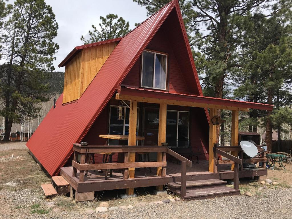 Cabaña pequeña con techo rojo en Pinon Pines, en South Fork