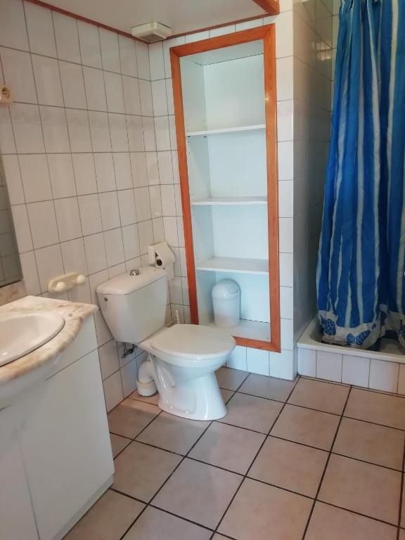 Koupelna v ubytování Hotel Dry Les Courtis