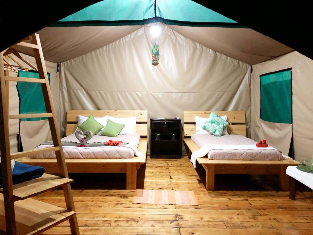 Postel nebo postele na pokoji v ubytování Tami Lodge