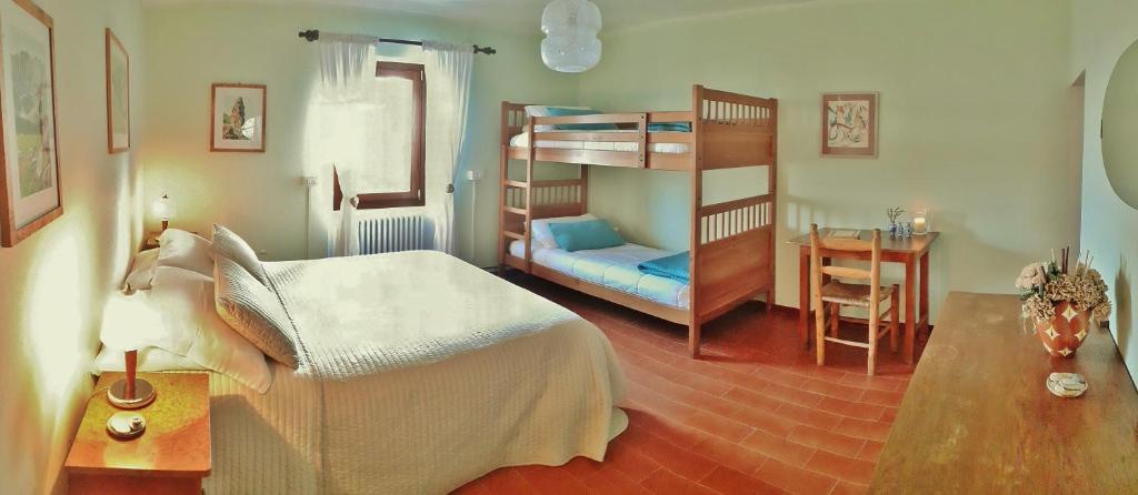 1 dormitorio con 2 literas y mesa en Cà Gennara Agri B&B en Porretta Terme