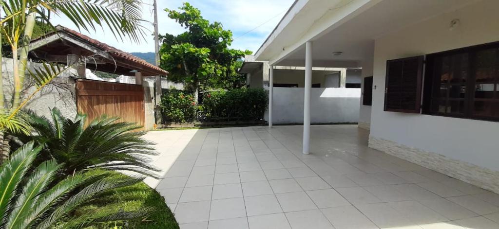  Casa com piscina próximo a Maranduba