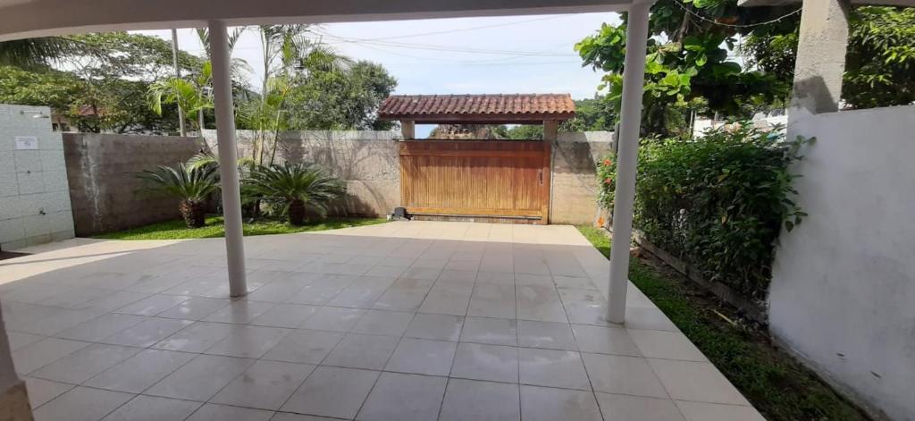  Casa com piscina próximo a Maranduba