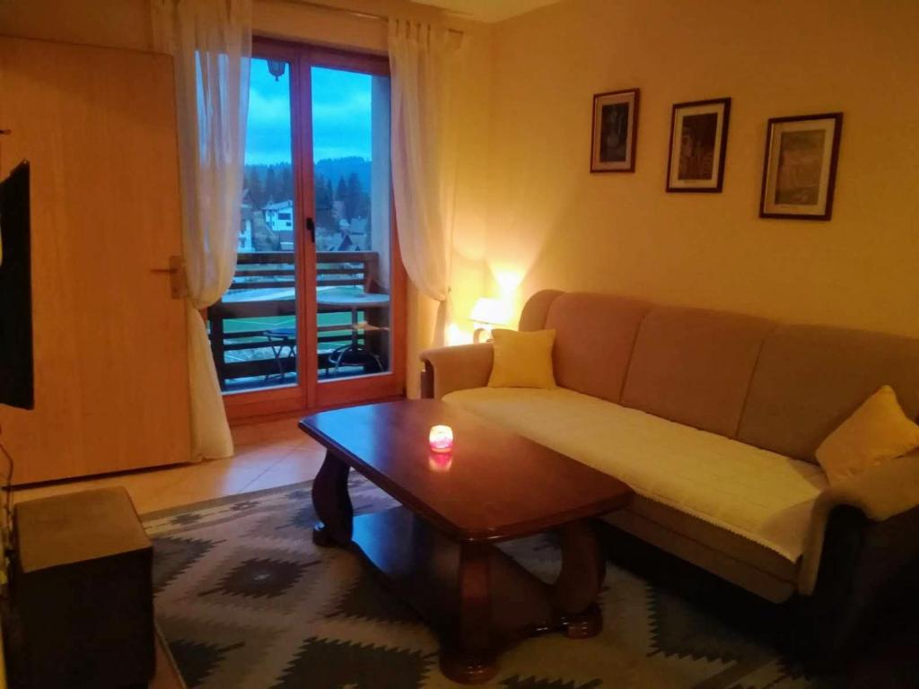 - un salon avec un canapé et une table basse dans l'établissement Apartman SARA Babanovac Vlašić, à Travnik