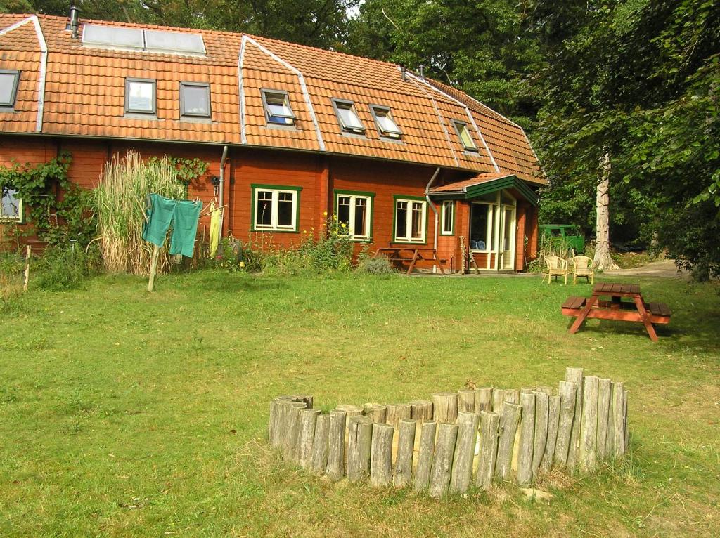 uma casa com uma cerca de madeira em frente em Pension Groenewoud appartementen vrijdag tot maandag en maandag tot vrijdag em Swalmen