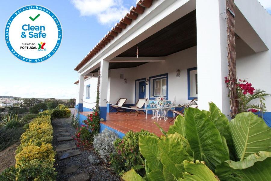 uma villa com vista para o oceano em Cerca da Ponte em Almodôvar