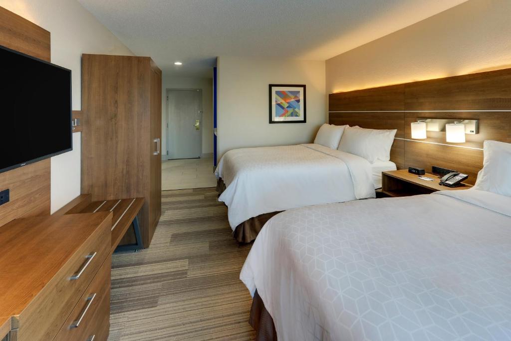 Holiday Inn Express - Cincinnati North - Monroe by IHG - Standard Queen Room With Two Queen Beds And Mobility Accessible Tub