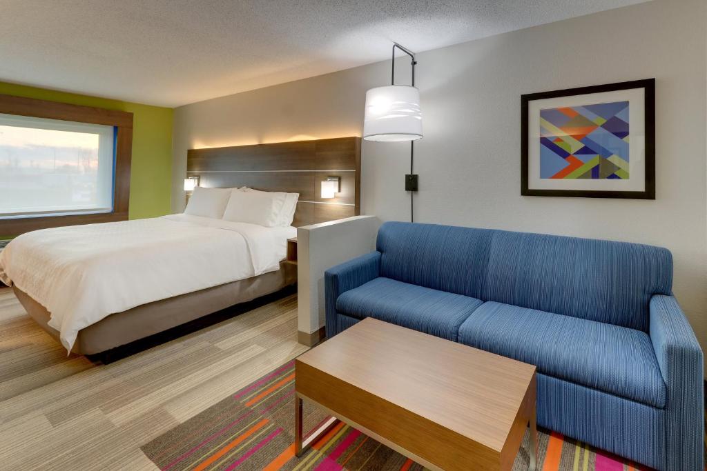 Holiday Inn Express - Cincinnati North - Monroe by IHG - King Suite With Sofa Bed