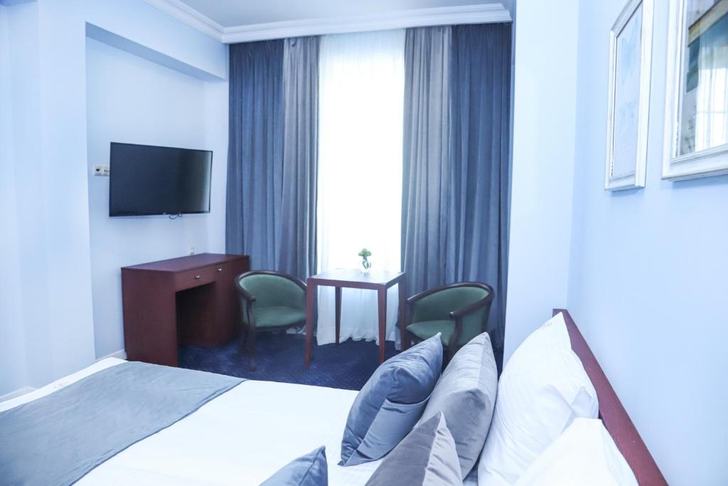 Un pat sau paturi într-o cameră la Grand Fortune Hotel