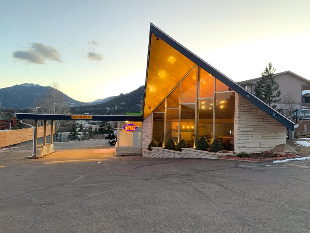 un bâtiment avec de grandes baies vitrées dans un parking dans l'établissement Coyote Mountain Lodge, à Estes Park