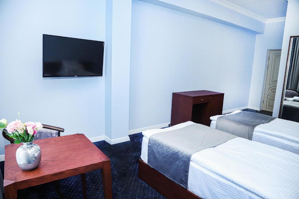 TV a/nebo společenská místnost v ubytování Grand Fortune Hotel
