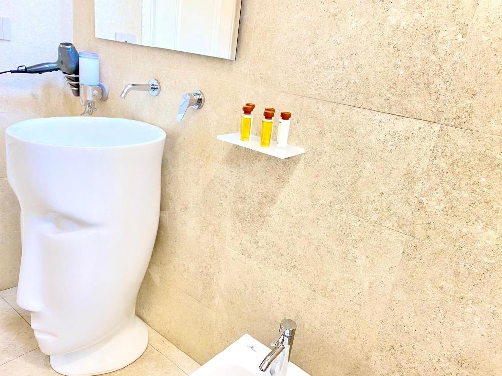 A bathroom at Fontana di Trevi Private Luxury Apartaments