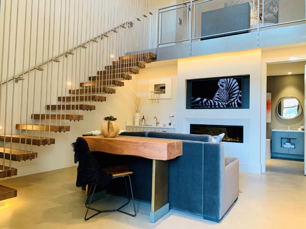 R Inn Napa - Two-Level King Loft Suite