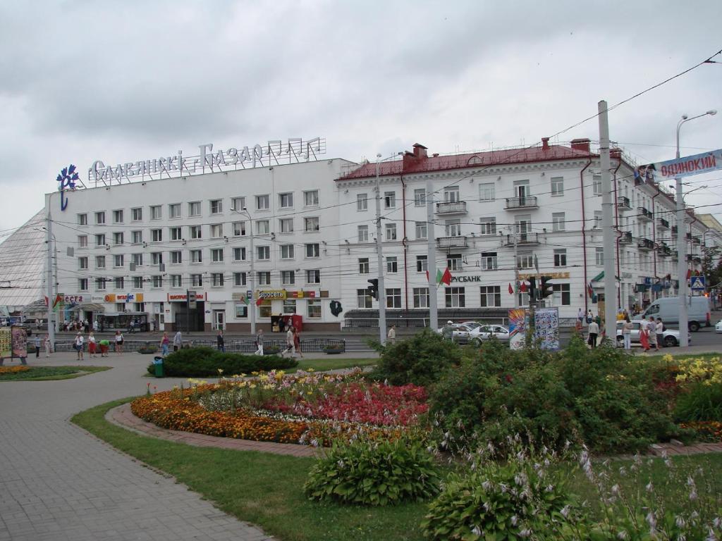 un edificio blanco con un cartel encima en Apartment on Zamkovaya, en Vitebsk
