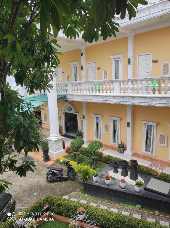 un gran edificio con balcón y patio en HOTEL NAYORA PRABUMULIH en Perabumulih