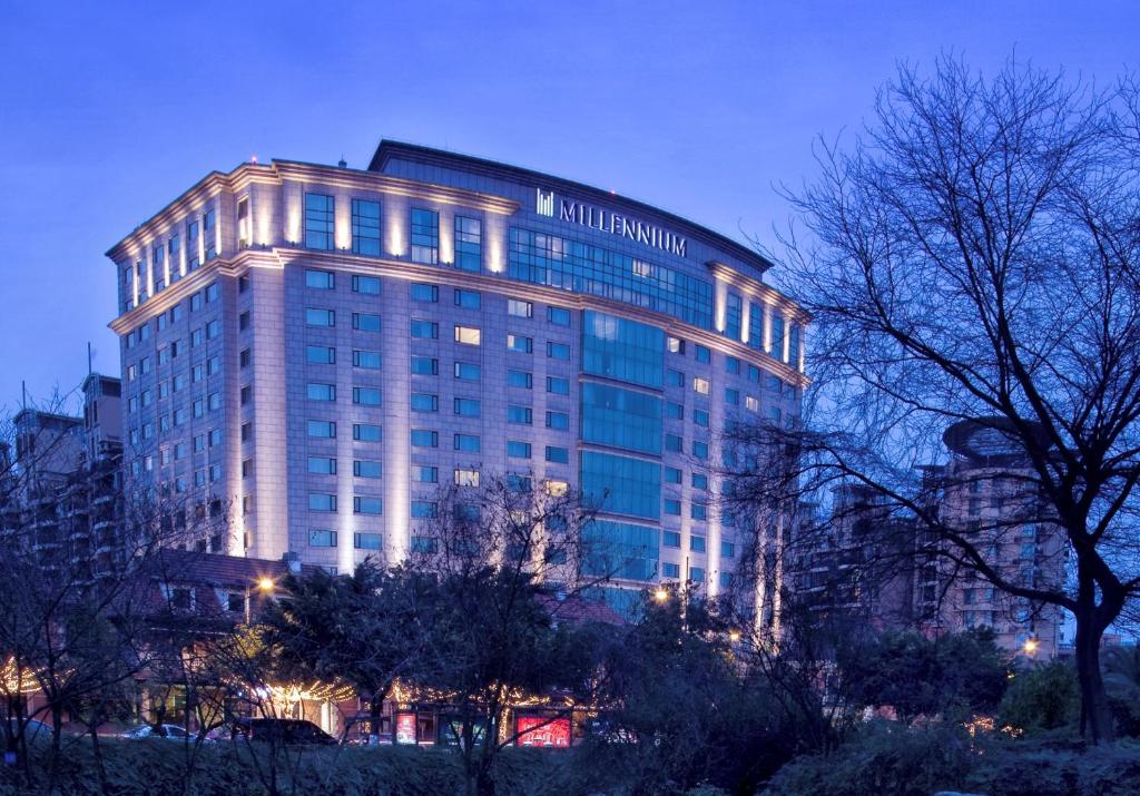 un grand bâtiment avec des lumières allumées la nuit dans l'établissement Millennium Hotel Chengdu, à Chengdu