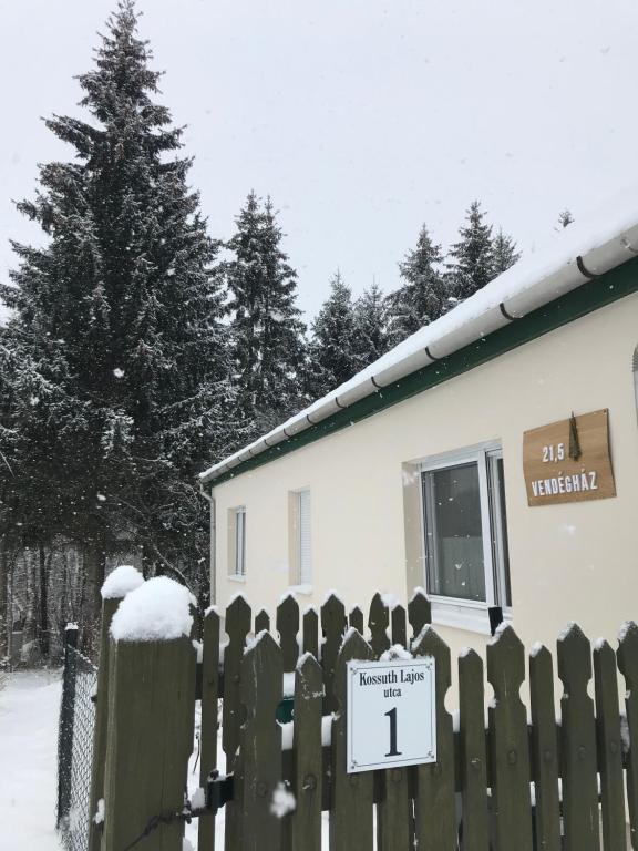 Obiekt 21 és fél Fenyő Vendégház zimą