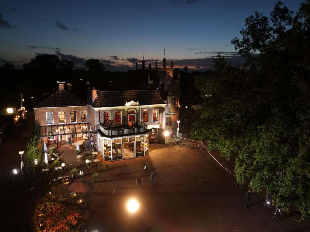 une vue aérienne sur un bâtiment la nuit dans l'établissement Hotel In't Holt 1654 Grand Café & Logement, à Zuidhorn