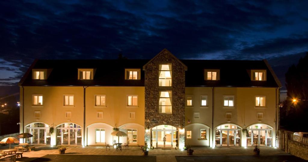 un grande edificio con luci accese di notte di Deebert House Hotel a Kilmallock