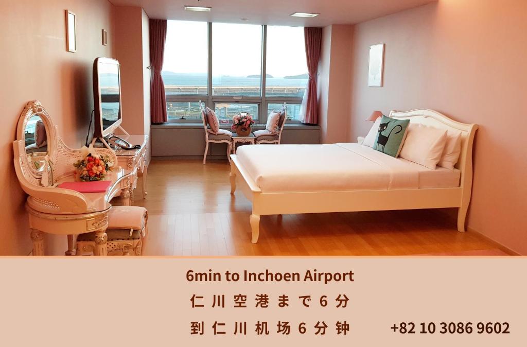 Pokój z łóżkiem, krzesłem i oknem w obiekcie Incheon Airport Capsule Hotel No.1 w mieście Inczon