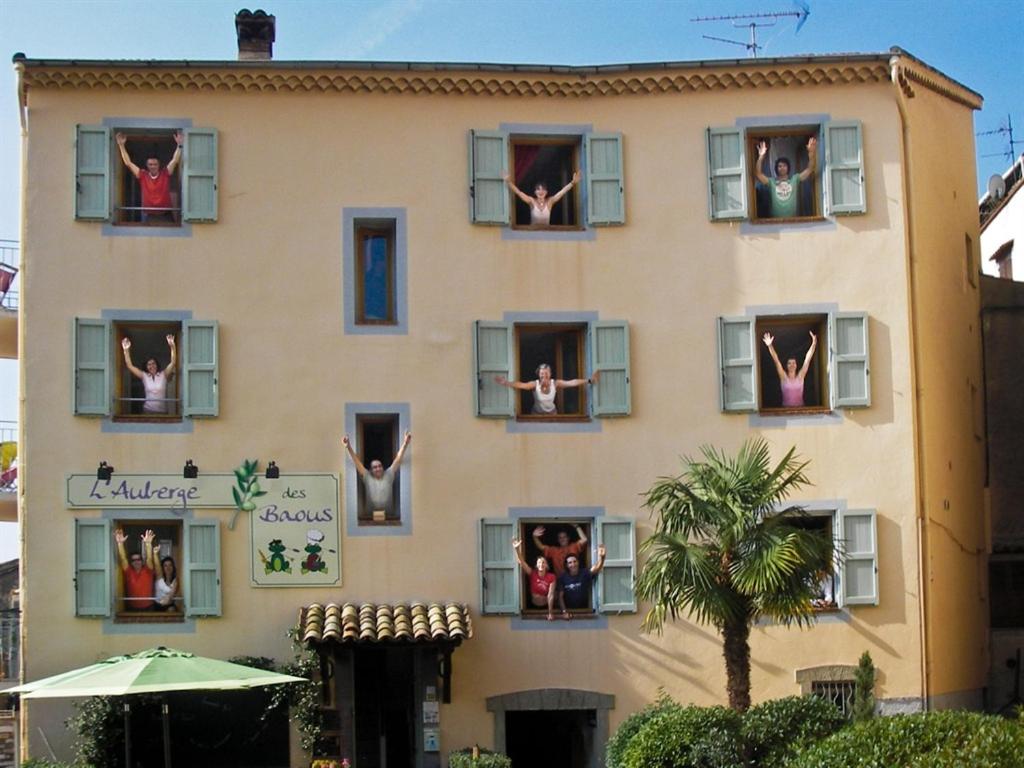 um grupo de pessoas a saltar das janelas de um edifício em The frogs' house - Yoga Retreat em Saint-Jeannet