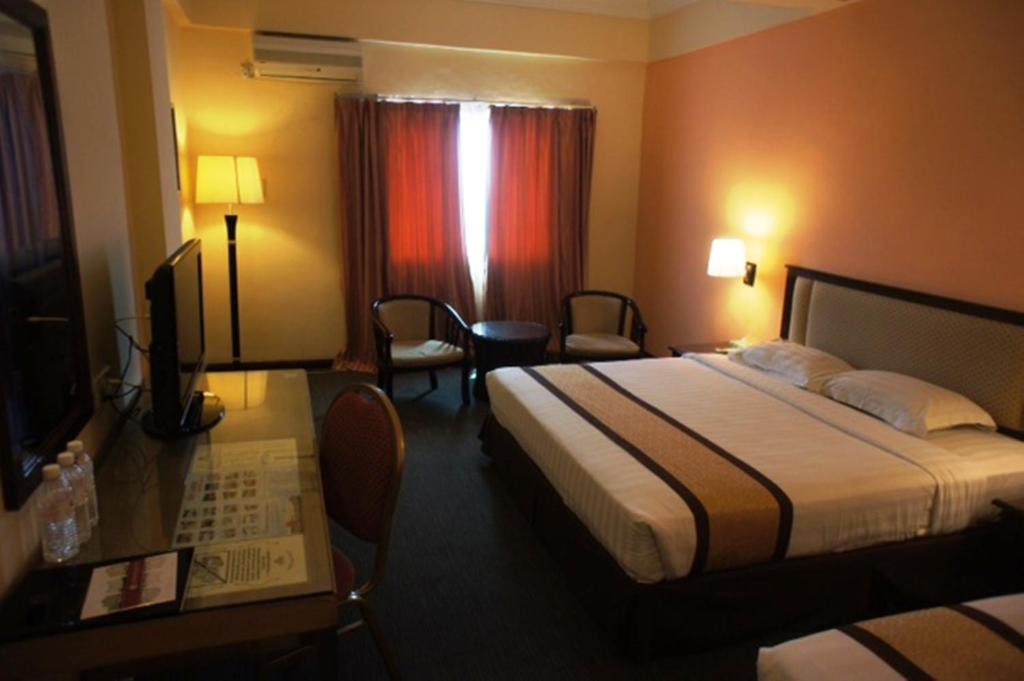 Postel nebo postele na pokoji v ubytování Tyng Garden Hotel