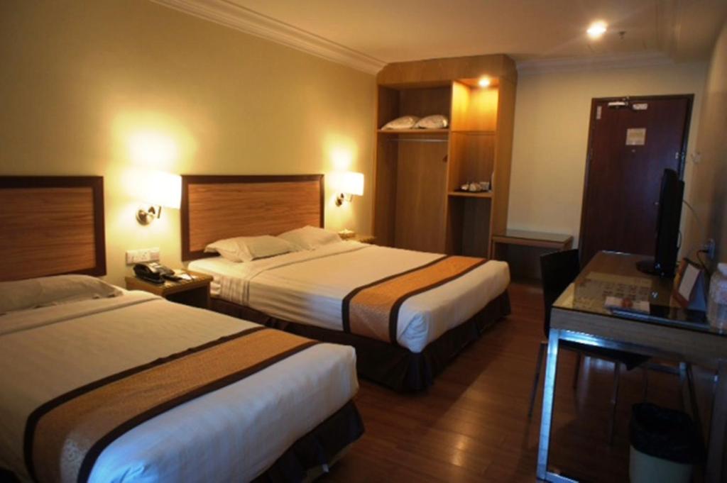 Postel nebo postele na pokoji v ubytování Tyng Garden Hotel