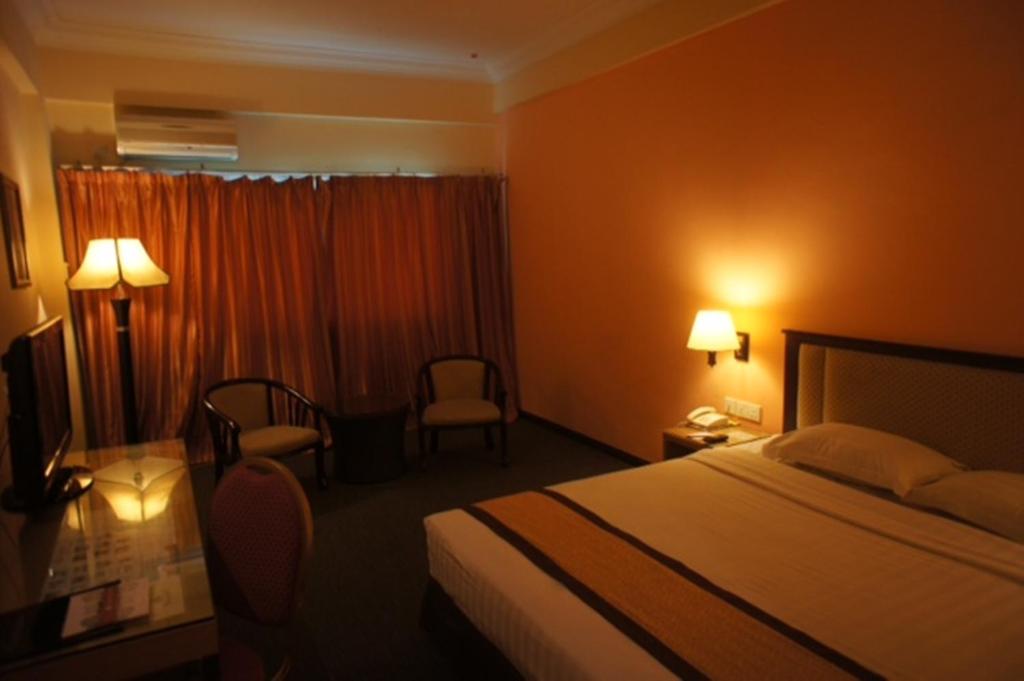 Postel nebo postele na pokoji v ubytování Tyng Garden Hotel