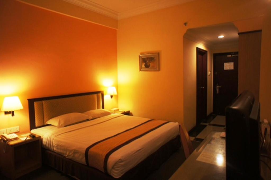 Postel nebo postele na pokoji v ubytování Tyng Garden Hotel