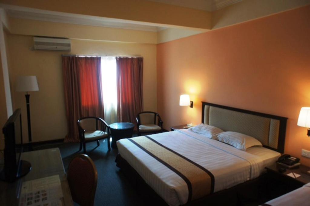 Postel nebo postele na pokoji v ubytování Tyng Garden Hotel