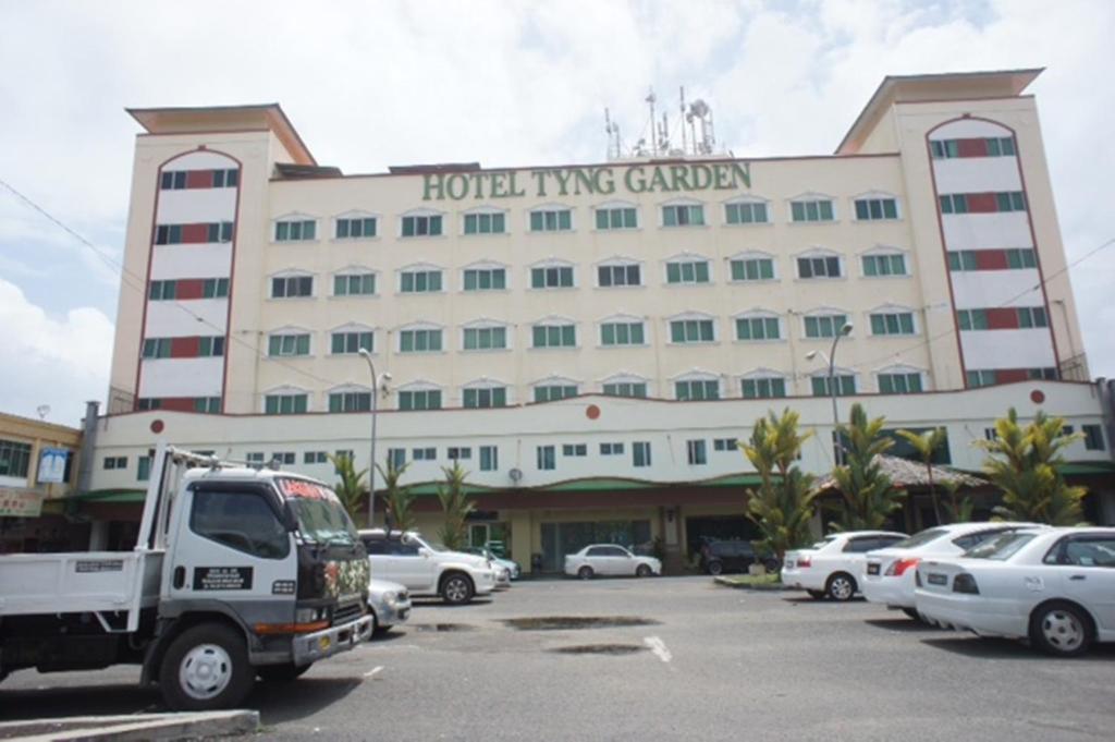 budynek hotelowy z ciężarówką zaparkowaną na parkingu w obiekcie Tyng Garden Hotel w mieście Sandakan