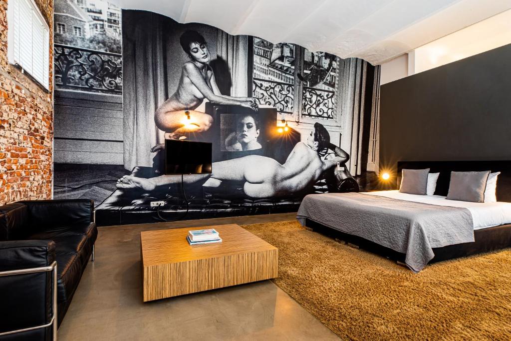 
Studio with shower in coach house 2-4p.
