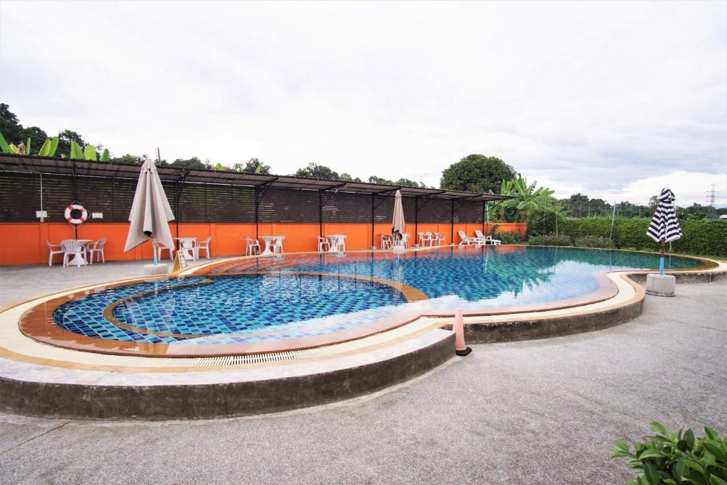 สระว่ายน้ำที่อยู่ใกล้ ๆ หรือใน Maerim Villa&Pool