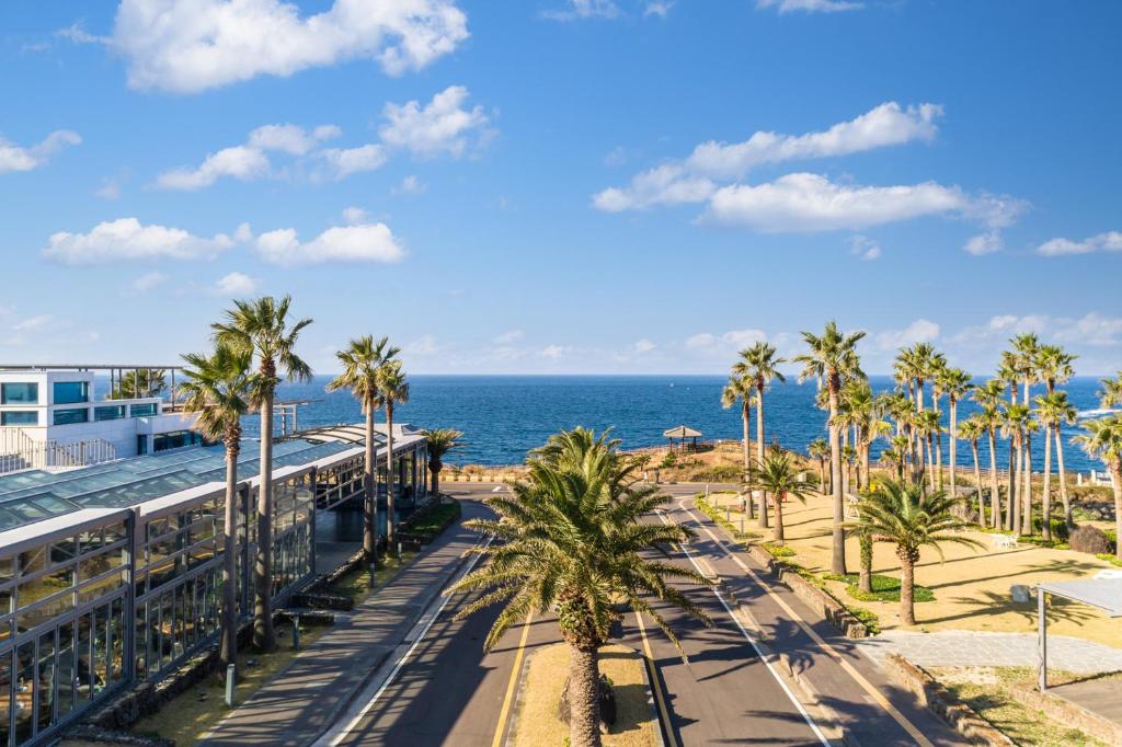 済州市にあるユニ ホテル チェジュのリゾートのバルコニーから海の景色を望めます。