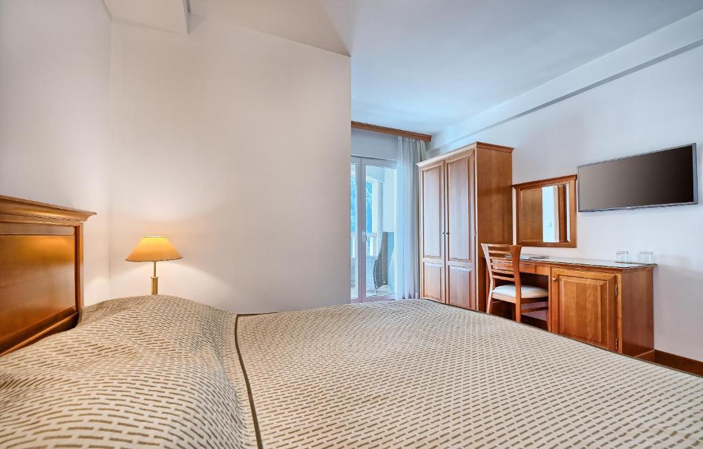 Hotel Villa Dvor - Double Room With Balcony And Side Sea View