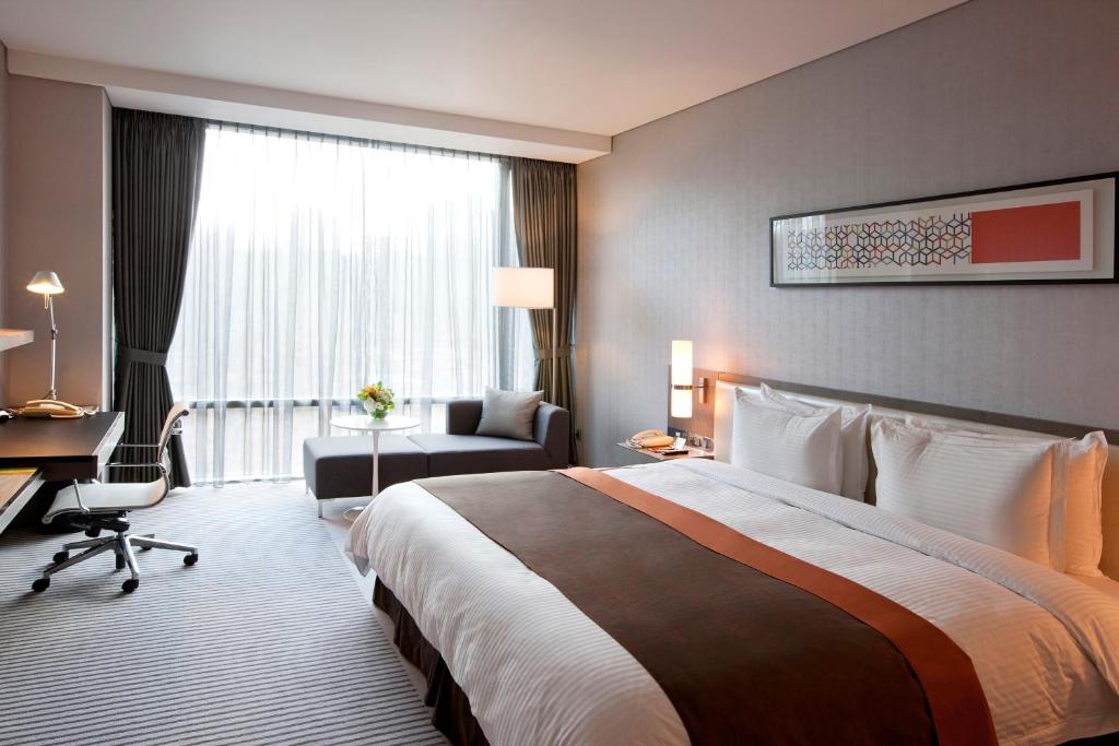 Postel nebo postele na pokoji v ubytování Ramada Plaza by Wyndham Suwon