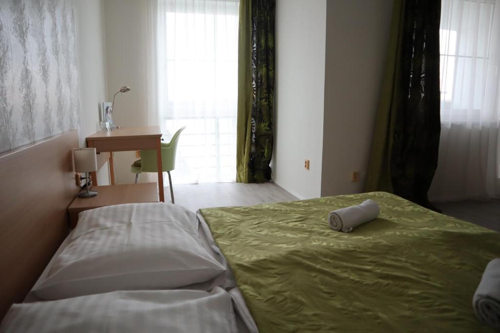 Postel nebo postele na pokoji v ubytování Hotel and Park Divoká Voda