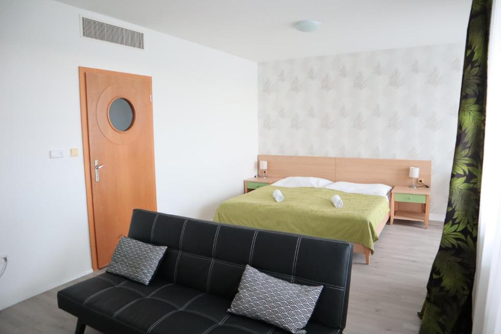 Postel nebo postele na pokoji v ubytování Hotel and Park Divoká Voda