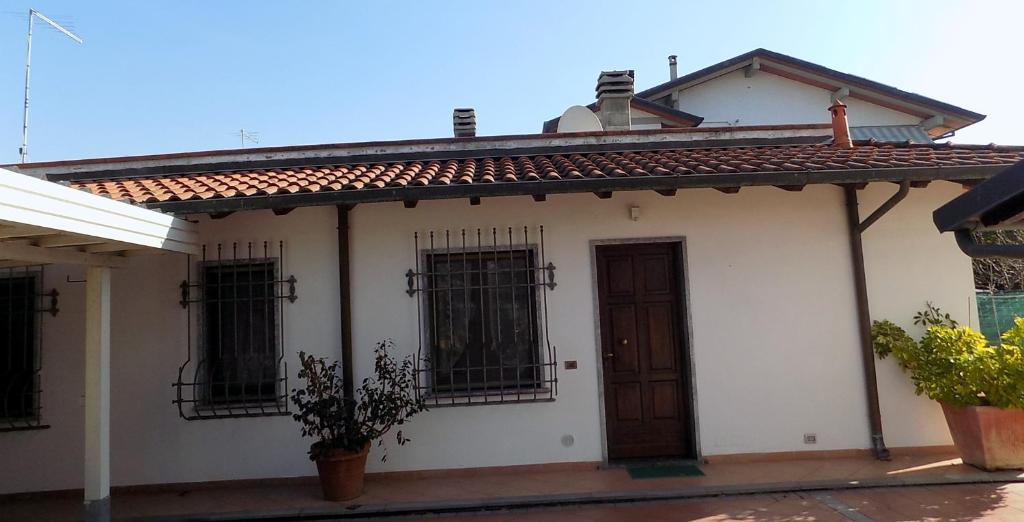 ein weißes Haus mit zwei Türen und zwei Fenstern in der Unterkunft Casa Nuccia gentili david in Marina di Massa