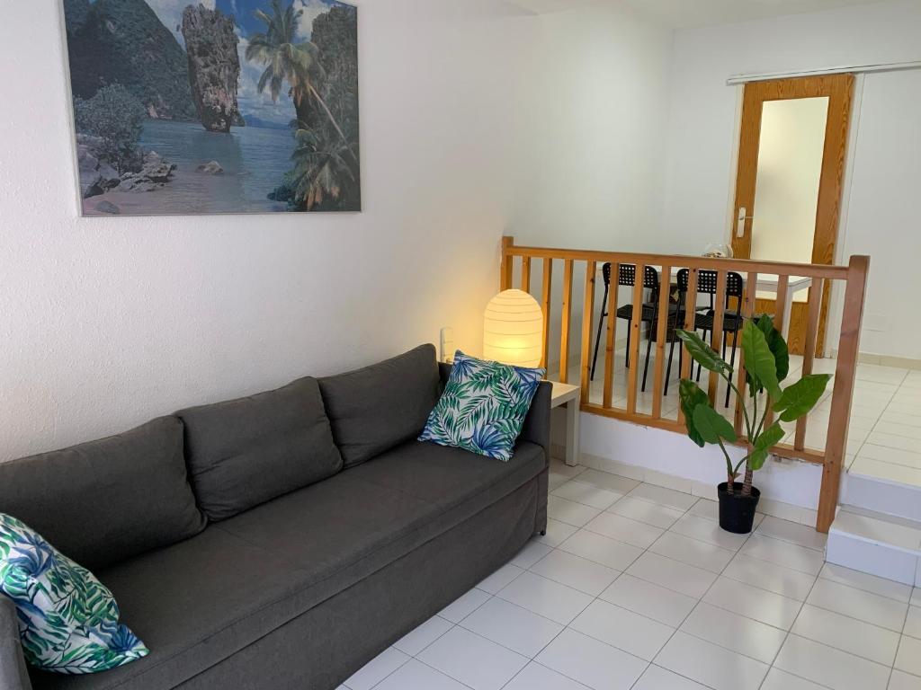 uma sala de estar com um sofá e uma escada em COSTA DAURADA APARTAMENTS - Blau Mari em Salou